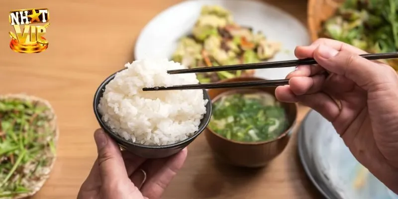 Giải mã điềm báo về giấc mơ thấy ăn cơm với người chết